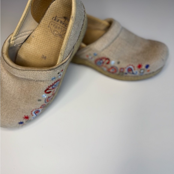 Dansko Tan Mules Comfortable Slip-On Clogs Vegan Embroidered Size 38 GUC - Picture 3 of 7